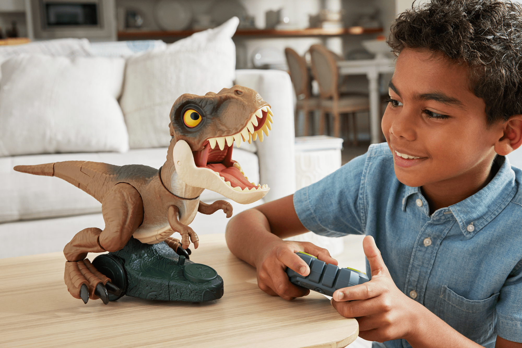 Jurassic World Figura de Acción T. Rex Furia Rugiente con Control Remoto